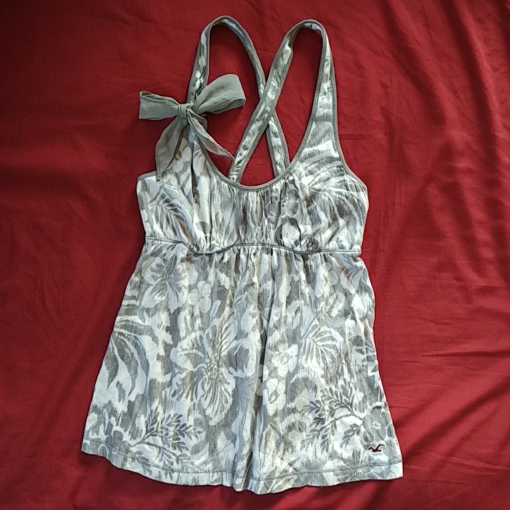 Hollister Gray and white floral top